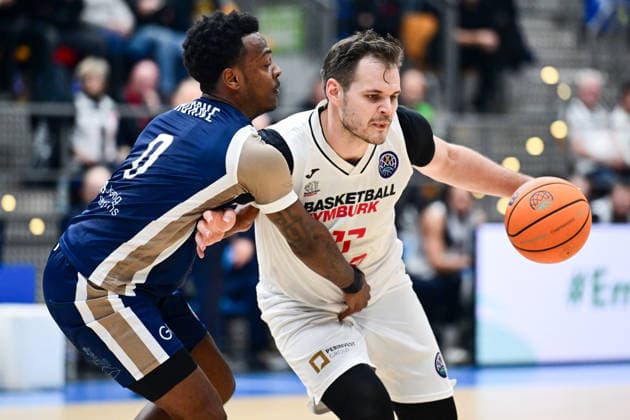 L-R Dj Horne (Heidelberg) and Jaromir Bohacik (Nymburk) in action during the second game for advancement to the round of 16 of the Basketball Champions League: Nymburk - Heidelberg, Prague, Czech Republic, January 8, 2026. (CTKxPhoto OndrejxDeml) CTKPhotoP2026010808405  CTKPhotoP2026010808405