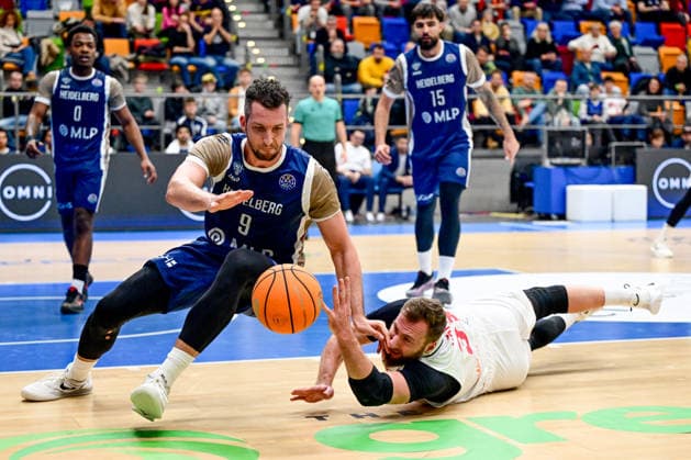 L-R Paul Zipser (Heidelberg) and Martin Kriz (Nymburk) in action during the second game for advancement to the round of 16 of the Basketball Champions League: Nymburk - Heidelberg, Prague, Czech Republic, January 8, 2026. (CTKxPhoto OndrejxDeml) CTKPhotoP2026010808445  CTKPhotoP2026010808445