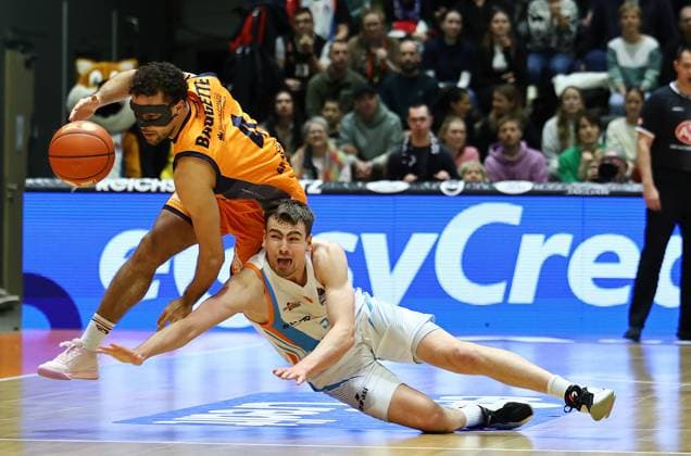 GER, Basketball, Science City Jena vs Rostock Seawolves 08 01 2026, Jena, Sparkassenarena, GER, Season 2025 2026, Basketball Bundesliga easycredit BBL, 15 BBL Matchday, Science City Jena vs Rostock Seawolves in picture Lorenz Bank Jena vs Elias Baggette Rostock