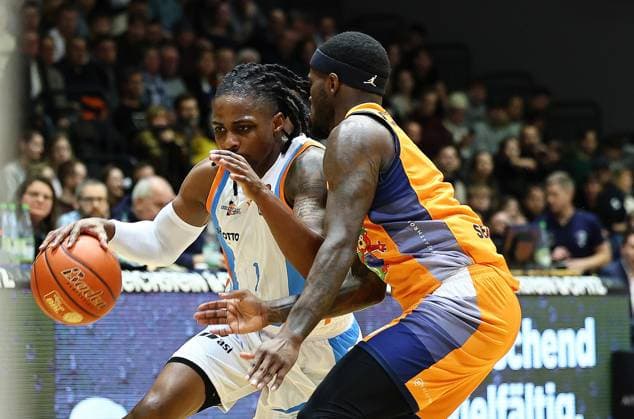GER, Basketball, Science City Jena vs Rostock Seawolves 08 01 2026, Jena, Sparkassenarena, GER, Season 2025 2026, Basketball Bundesliga easycredit BBL, 15 BBL Matchday, Science City Jena vs Rostock Seawolves in the picture Great Osobor Jena vs TJ Crocket Jr Rostock