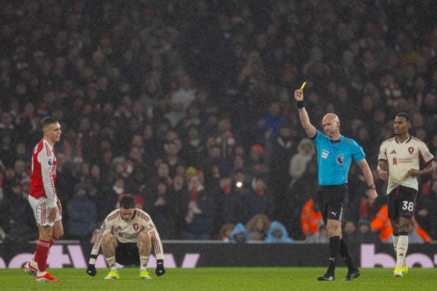Football - FA Premier League - Arsenal FC v Liverpool FC LONDON, ENGLAND - Thursday, January 8, 2026: Arsenal s Leandro Trossard (L) is shown a yellow card by referee Anthony Taylor following a foul on Liverpool s Florian Wirtz during the FA Premier League match between Arsenal FC and Liverpool FC at the Emirates Stadium. (Photo by David Rawcliffe Propaganda) LONDON Emirates Stadium GREATER LONDON ENGLAND  Copyright: xDavidxRawcliffex P2026-01-08-Arsenal_Liverpool-20