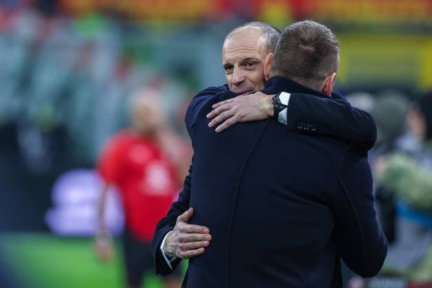 Massimiliano Allegri Head Coach of AC Milan hugs Daniele De Rossi Head Coach of Genoa CFC during Serie A 2025 26 football match between AC Milan and Genoa CFC at San Siro Stadium in Milan  Copyright: xFabrizioxCarabelli IPAxSportx xipa-agency.netx xx IPA_69825419 IPA_Agency_IPA69825419