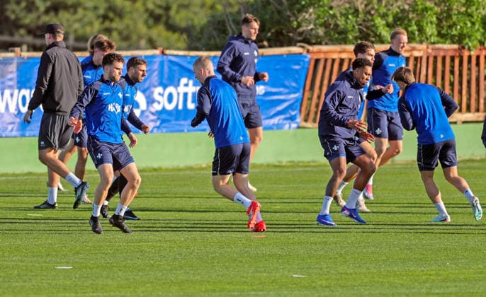 Soccer training camp SV Darmstadt 98 El Saler ESP 08 01 26, training under a blue sky but strong wind,