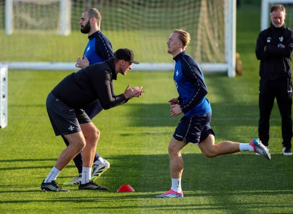 Soccer training camp SV Darmstadt 98 El Saler ESP 08 01 26, training under a blue sky but strong wind,