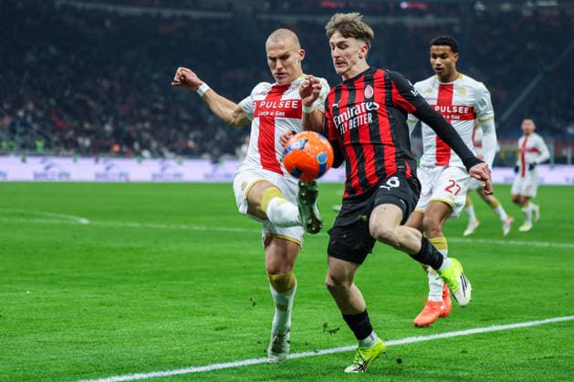 CALCIO - Serie A - AC Milan vs Genoa CFC Alexis Saelemaekers of AC Milan competes for the ball with Leo Skiri Ostigard of Genoa CFC during Serie A 2025 26 football match between AC Milan and Genoa CFC at San Siro Stadium in Milan Milan Italy  Copyright: xIPAxSport ABACAx