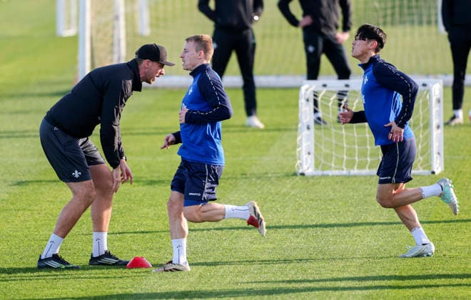 Soccer training camp SV Darmstadt 98 El Saler ESP 08 01 26, training under blue sky but strong wind, Christopher Busse athletic trainer with Fabian Holland and Hiroki Akiyama,