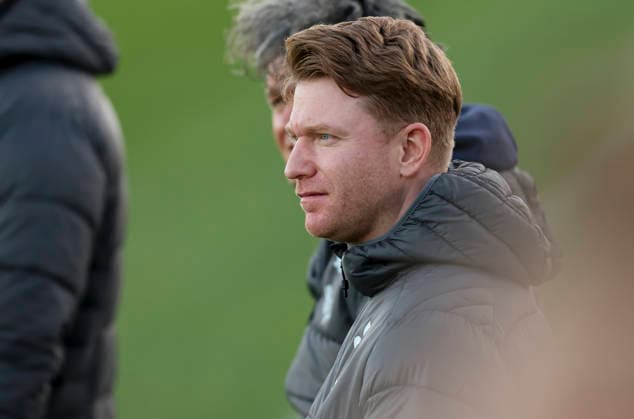 Soccer training camp SV Darmstadt 98 El Saler ESP 08 01 26, training under a blue sky but strong wind, Paul Fernie,