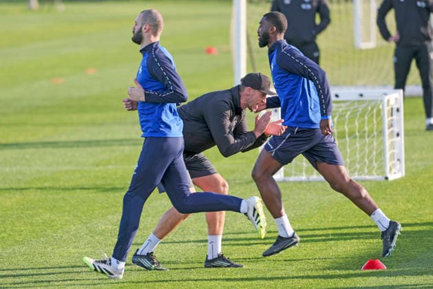 Football training camp SV Darmstadt 98 El Saler ESP 08 01 26, training under a blue sky but strong wind, Christopher Busse athletics trainer with Aleksandar Vukotic and Patric Pfeiffer