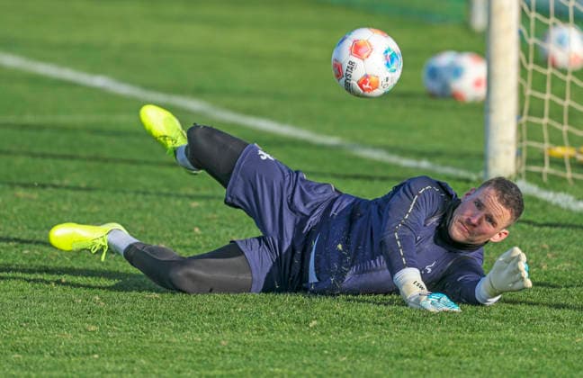 Soccer training camp SV Darmstadt 98 El Saler ESP 08 01 26, training under a blue sky but strong wind, Marcel Schuhen,