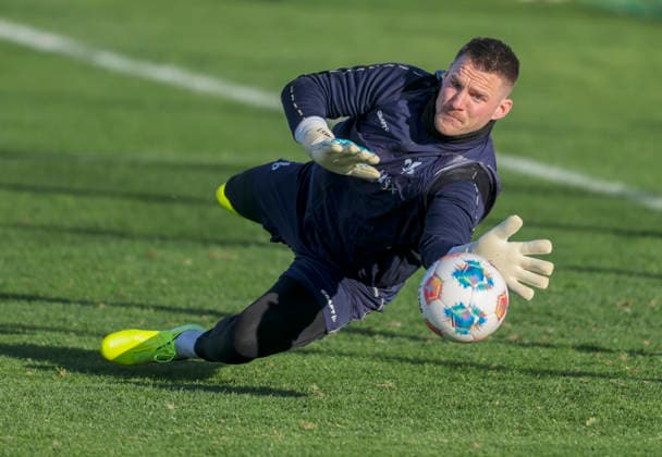 Soccer training camp SV Darmstadt 98 El Saler ESP 08 01 26, training under a blue sky but strong wind, Marcel Schuhen,