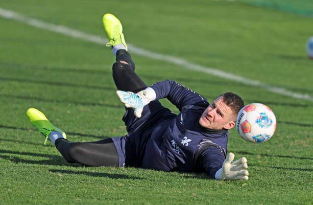 Soccer training camp SV Darmstadt 98 El Saler ESP 08 01 26, training under a blue sky but strong wind, Marcel Schuhen,
