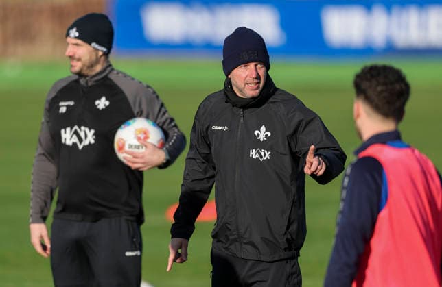 Soccer training camp SV Darmstadt 98 El Saler ESP 08 01 26, training under blue sky but strong wind, coach Florian Kohfeldt,