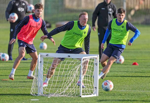 Soccer training camp SV Darmstadt 98 El Saler ESP 08 01 26, training under a blue sky but strong wind, Isac Lidberg,