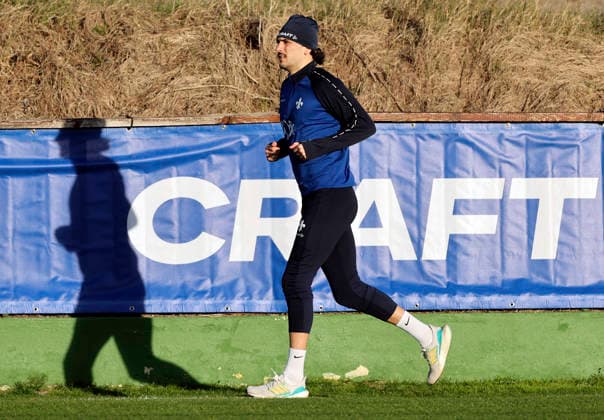Soccer training camp SV Darmstadt 98 El Saler ESP 08 01 26, Training under blue sky but strong wind, Fraser Hornby,