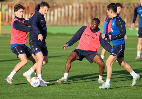 Soccer training camp SV Darmstadt 98 El Saler ESP 08 01 26, training under a blue sky but strong wind,