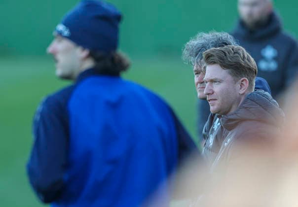 Soccer training camp SV Darmstadt 98 El Saler ESP 08 01 26, training under a blue sky but strong wind, Paul Fernie,