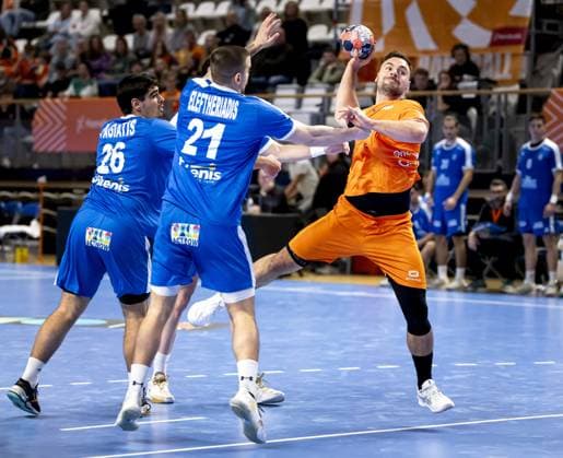 ALMERE - Dani Baijens of the Netherlands (R) in action against Eleftherios Pagiatis of Greece and Georgios Eleftheriadis of Greece during the Netherlands-Greece Golden League handball match. The handball players are preparing for the European Championship, EM, Europameisterschaft SEM VAN DER WAL ANP xVIxANPxSportx xxANPxIVx 546719026 originalFilename: 546719026.jpg