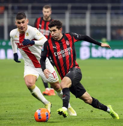 January 8, 2026, Milan, MILAN: Genoa™s Ruslan Malinovskyi (L) challenges for the ball with Ac Milan s Christian Pulisic during the Italian serie A soccer match between Milan and Genoa at Giuseppe Meazza stadium in Milan, 8 January 2026..ANSA MATTEO BAZZI. Soccer; Serie A: Milan Vs Genoa  - ZUMAa110 20260108_zaf_a110_024 Copyright: xMatteoxBazzix