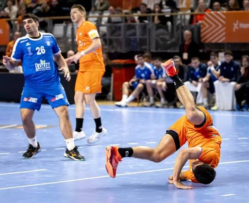 Sport Bilder des Tages ALMERE - Kaj Geenen of the Netherlands somersaults after a shot at the goal during the Golden League handball match between the Netherlands and Greece. The handball players are preparing for the European Championship, EM, Europameisterschaft SEM VAN DER WAL ANP xVIxANPxSportx xxANPxIVx 546719134 originalFilename: 546719134.jpg