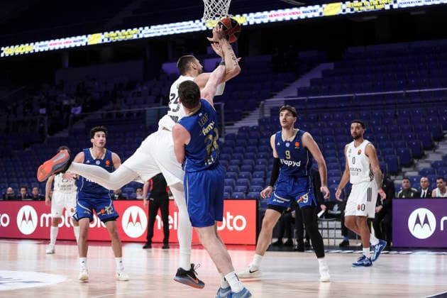 January 8, 2026, Madrid, Madrid, Spain: Alex Len of Real Madrid and Tj Leaf of Maccabi Rapyd Tel Aviv competes for the ball during the EuroLeague Regular Season Round 21 match between Real Madrid and Maccabi Tel Aviv at Movistar Arena on January 08 2026, in Madrid, Spain. Madrid Spain - ZUMAa181 20260108_zaa_a181_064 Copyright: xIrinaxR.xHipolitox