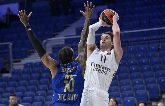Real Madrid v Maccabi Rapyd Tel Aviv - EuroLeague MADRID, SPAIN - JANUARY 8: Mario Hezonja (R) of Real Madrid in action against O’Shae J Brissett (L) of Maccabi Rapyd Tel Aviv during the EuroLeague week 21 basketball match between Real Madrid and Maccabi Rapyd Tel Aviv at Movistar Arena in Madrid, Spain on January 8, 2026. Burak Akbulut Anadolu Madrid Spain. Editorial use only. Please get in touch for any other usage.  Copyright: x2026xAnadoluxBurakxAkbulutx