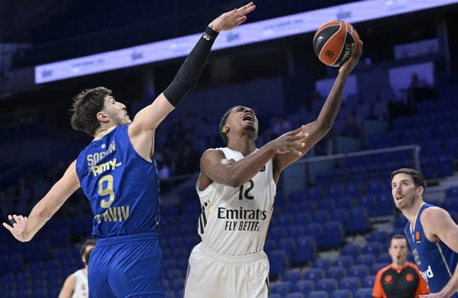 Real Madrid v Maccabi Rapyd Tel Aviv - EuroLeague MADRID, SPAIN - JANUARY 8: Theo Maledon (C) of Real Madrid in action against Roman Sorkin (L) of Maccabi Rapyd Tel Aviv during the EuroLeague week 21 basketball match between Real Madrid and Maccabi Rapyd Tel Aviv at Movistar Arena in Madrid, Spain on January 8, 2026. Burak Akbulut Anadolu Madrid Spain. Editorial use only. Please get in touch for any other usage.  Copyright: x2026xAnadoluxBurakxAkbulutx
