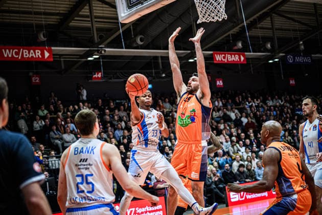easycredit BBL Basketball Bundesliga 2025 2026 15 Matchday 08 01 2026 Science City Jena vs ROSTOCK SEAWOLVES v li Eric Washington Jena on the ball against Owen Klassen Rostock Sparkassen Arena