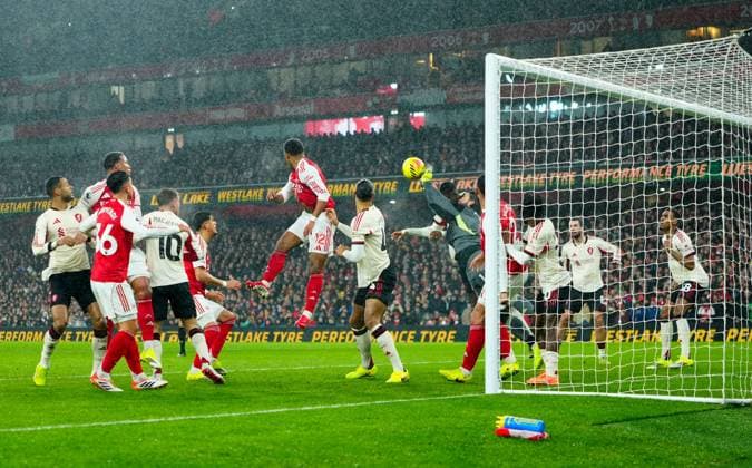Liverpool goalkeeper Alisson Becker punches clear Arsenal v Liverpool, Premier League, Football, Emirates Stadium, London, UK - 08 Jan 2026London Emirates Stadium United Kingdom EDITORIAL USE ONLY No use with unauthorised audio, video, data, fixture lists, club league logos or live services. Online in-match use limited to 120 images, no video emulation. No use in betting, games or single club league player publications.  Copyright: xJavierxGarcia Shutterstockx 16232941m