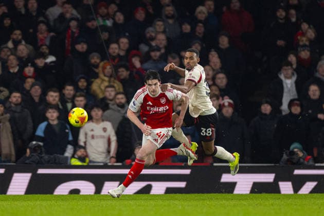 Football - FA Premier League - Arsenal FC v Liverpool FC LONDON, ENGLAND - Thursday, January 8, 2026: Liverpool s Ryan Gravenberch (R) and Arsenal s Declan Rice during the FA Premier League match between Arsenal FC and Liverpool FC at the Emirates Stadium. (Photo by David Rawcliffe Propaganda) LONDON Emirates Stadium GREATER LONDON ENGLAND  Copyright: xDavidxRawcliffex P2026-01-08-Arsenal_Liverpool-45