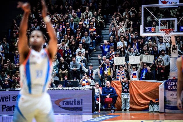 easycredit BBL Basketball Bundesliga 2025 2026 15 Matchday 08 01 2026 Science City Jena vs ROSTOCK SEAWOLVES Jena fans celebrate Eric Washington Jenas 1000 BBL point in the background in front of Sparkassen Arena