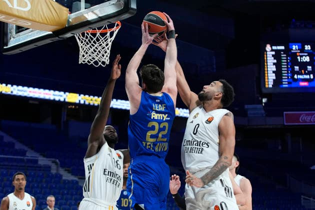 REAL MADRID v MACCABI RAPYD TEL AVIV. EUROLEAGUE 2025 2026. REGULAR SEASON. ROUND 21. Real Madrid s Usman Garuba (l) and Try Lyles (r) and Maccabi Rapyd Tel Aviv s TJ Leaf during Euroleague Regular Season Round 21 match. January 8, 2026. (ALTERPHOTOS Acero) MadridSpain  Copyright: xAcerox
