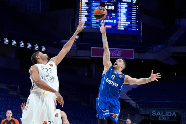 Real Madrid s Walter Tavares (l) and Maccabi Rapyd Tel Aviv s Iffe Lundberg during Euroleague Regular Season Round 21 match. January 8, 2026. (2026010815)
