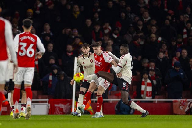 Football - FA Premier League - Arsenal FC v Liverpool FC LONDON, ENGLAND - Thursday, January 8, 2026: Liverpool team-mates Conor Bradley (L) and Ibrahima KonatÃ (R) challenges Arsenal s Viktor Gyökeres during the FA Premier League match between Arsenal FC and Liverpool FC at the Emirates Stadium. (Photo by David Rawcliffe Propaganda) LONDON Emirates Stadium GREATER LONDON ENGLAND  Copyright: xDavidxRawcliffex P2026-01-08-Arsenal_Liverpool-54