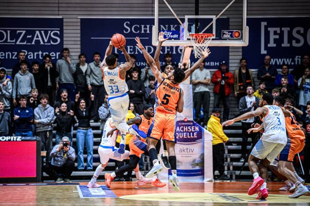 easycredit BBL Basketball Bundesliga 2025 2026 15 Matchday 08 01 2026 Science City Jena vs. ROSTOCK SEAWOLVES Eric Washington Jena awards the possible game winner Sparkassen Arena at 70 70