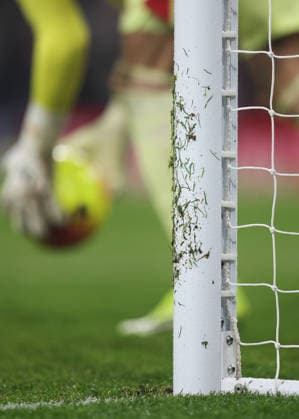 Arsenal gegen Liverpool 08. Januar 2026, London Premier League Fußball Arsenal gegen Liverpool Gras klebt am Torpfosten Foto Charlotte Wilson Abseits London UK  Copyright: xCharlottexWilsonx xOffsidexOffside