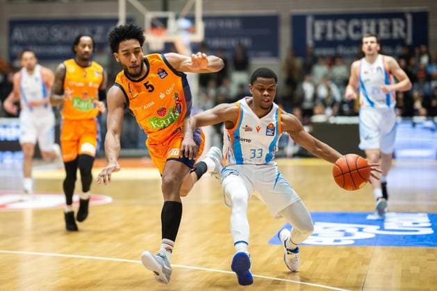 BASKETBALL EASYCREDIT BBL 15 GAME DAY SCIENCE CITY JENA ROSTOCK SEAWOLVES FOR EDITORIAL PURPOSES ONLY p 08 01 2026 Jena Basketball easyCredit BBL 1 Basketball Bundesliga Season 2025 2026 15 Matchday Sparkassen Arena Science City Jena ROSTOCK SEAWOLVES in the photo Eric Washington 33 Science City Jena in a duel with D Shawn Schwartz 5 Rostock Seawolves Germany Thueringen Jena Copyright SaschaxFromm Copyright: SaschaxFromm doc841rpxe6fmg1n2eenpvv ,EDITORIAL USE ONLY Copyright: SaschaxFromm