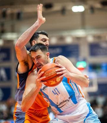 BASKETBALL EASYCREDIT BBL 15 GAME DAY SCIENCE CITY JENA ROSTOCK SEAWOLVES FOR EDITORIAL PURPOSES ONLY p 08 01 2026 Jena Basketball easyCredit BBL 1 Basketball Bundesliga Season 2025 2026 15 Matchday Sparkassen Arena Science City Jena ROSTOCK SEAWOLVES in photo Alexander James Herrera 41 Science City Jena in duel with Owen Klassen 29 Rostock Seawolves Germany Thueringen Jena Copyright SaschaxFromm Copyright: SaschaxFromm doc841rqts1quftp3ydql2 ,EDITORIAL USE ONLY Copyright: SaschaxFromm