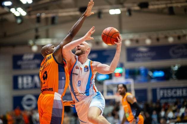 BASKETBALL EASYCREDIT BBL 15 GAME DAY SCIENCE CITY JENA ROSTOCK SEAWOLVES FOR EDITORIAL PURPOSES ONLY p 08 01 2026 Jena Basketball easyCredit BBL 1 Basketball Bundesliga Season 2025 2026 15 Matchday Sparkassen Arena Science City Jena ROSTOCK SEAWOLVES in the photo Robin Christen 8 Science City Jena in a duel with DeAndre Lansdowne 9 Rostock Seawolves Germany Thueringen Jena Copyright SaschaxFromm Copyright: SaschaxFromm doc841rquee5ap13z4dbqmr ,EDITORIAL USE ONLY Copyright: SaschaxFromm
