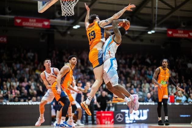 BASKETBALL EASYCREDIT BBL 15 GAME DAY SCIENCE CITY JENA ROSTOCK SEAWOLVES FOR EDITORIAL PURPOSES ONLY p 08 01 2026 Jena Basketball easyCredit BBL 1 Basketball Bundesliga Season 2025 2026 15 Matchday Sparkassen Arena Science City Jena ROSTOCK SEAWOLVES in the photo Naz Bohannon 15 Science City Jena in a duel with Sid Marlon Theis 19 Rostock Seawolves Germany Thueringen Jena Copyright SaschaxFromm Copyright: SaschaxFromm doc841rqwbfl5h1m2tyfql2 ,EDITORIAL USE ONLY Copyright: SaschaxFromm