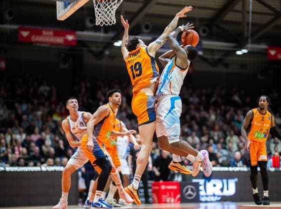 BASKETBALL EASYCREDIT BBL 15 GAME DAY SCIENCE CITY JENA ROSTOCK SEAWOLVES FOR EDITORIAL PURPOSES ONLY p 08 01 2026 Jena Basketball easyCredit BBL 1 Basketball Bundesliga Season 2025 2026 15 Matchday Sparkassen Arena Science City Jena ROSTOCK SEAWOLVES in the photo Naz Bohannon 15 Science City Jena in a duel with Sid Marlon Theis 19 Rostock Seawolves Germany Thueringen Jena Copyright SaschaxFromm Copyright: SaschaxFromm doc841rqwl31fm1cthy6q7r ,EDITORIAL USE ONLY Copyright: SaschaxFromm