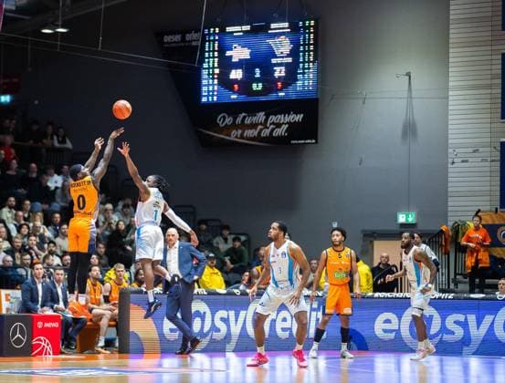BASKETBALL EASYCREDIT BBL 15 GAME DAY SCIENCE CITY JENA ROSTOCK SEAWOLVES FOR EDITORIAL PURPOSES ONLY p 08 01 2026 Jena Basketball easyCredit BBL 1 Basketball Bundesliga Season 2025 2026 15 Matchday Sparkassen Arena Science City Jena ROSTOCK SEAWOLVES in photo TJ Crockett Jr 0 Rostock Seawolves hits a three-pointer against Uchenna Iroegbu 1 Science City Jena Germany Thueringen Jena Copyright SaschaxFromm Copyright: SaschaxFromm doc841rqymdd0o1lnyy2ql2 ,EDITORIAL USE ONLY Copyright: SaschaxFromm