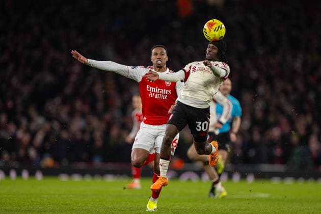 Football - FA Premier League - Arsenal FC v Liverpool FC LONDON, ENGLAND - Thursday, January 8, 2026: Liverpool s Jeremie Frimpong challenges for a header with Arsenal s Gabriel Magalhaes (L) during the FA Premier League match between Arsenal FC and Liverpool FC at the Emirates Stadium. (Photo by David Rawcliffe Propaganda) LONDON Emirates Stadium GREATER LONDON ENGLAND  Copyright: xDavidxRawcliffex P2026-01-08-Arsenal_Liverpool-60