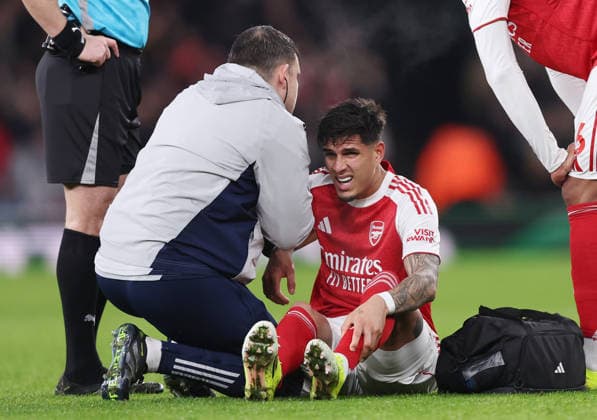 London, England, 8th January 2026. Piero Hincapie of Arsenal sits injured before leaving the game during the Arsenal vs Liverpool Premier League match at the Emirates Stadium, London. Picture credit should read: David Klein Sportimage EDITORIAL USE ONLY. No use with unauthorised audio, video, data, fixture lists, club league logos or live services. Online in-match use limited to 120 images, no video emulation. No use in betting, games or single club league player publications. SPI_025_DK_Arsenal_Liverpool SPI-4439-0025