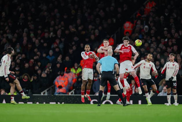 Premier League 2025 26 Arsenal v Liverpool Emirates Stadium 08.01.2026 Dominik Szaboszlai of Liverpool free kick Premier League 2025 26 Arsenal v Liverpool Emirates Stadium 08.01.2026 Photograph By Marc Aspland The Times  Copyright: xMarcxAsplandx NINTCHDBPICT001050207031