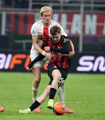 January 8, 2026, Milan, MILAN: Genoa™s Morten Thorsby (L) challenges for the ball with Ac Milan s Alexis Saelemaekers during the Italian serie A soccer match between Milan and Genoa at Giuseppe Meazza stadium in Milan, 8 January 2026..ANSA MATTEO BAZZI. Soccer; Serie A: Milan Vs Genoa  - ZUMAa110 20260108_zaf_a110_027 Copyright: xMatteoxBazzix