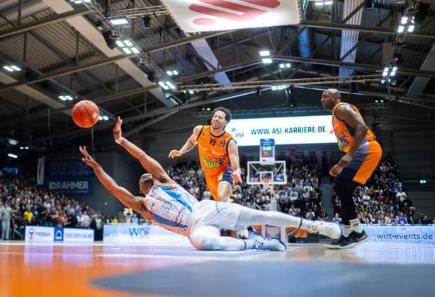 BASKETBALL EASYCREDIT BBL 15 GAME DAY SCIENCE CITY JENA ROSTOCK SEAWOLVES FOR EDITORIAL PURPOSES ONLY p 08 01 2026 Jena Basketball easyCredit BBL 1 Basketball Bundesliga Season 2025 2026 15 Matchday Sparkassen Arena Science City Jena ROSTOCK SEAWOLVES in photo Eric Washington 33 Science City Jena in duel with in duel with Sid Marlon Theis 19 Rostock Seawolves and DeAndre Lansdowne 9 Rostock Seawolves Germany Thueringen Jena Copyright SaschaxFromm Copyright: SaschaxFromm doc841sr6nmaev1b3ng9s70 ,EDITORIAL USE ONLY Copyright: SaschaxFromm