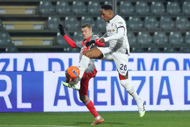 Cremonese v Cagliari, Serie A football, Cremona, Italy Cremona, Italy. 8th, January 2026. Yerry Mina (26) of Cagliari and Jamie Vardy (10) of Cremonese seen during the Serie A match between Cremonese and Cagliari at Zini Stadium in Cremona. Italy, Bergamo  Copyright: xGonzalesxPhoto StefanoxNicolix