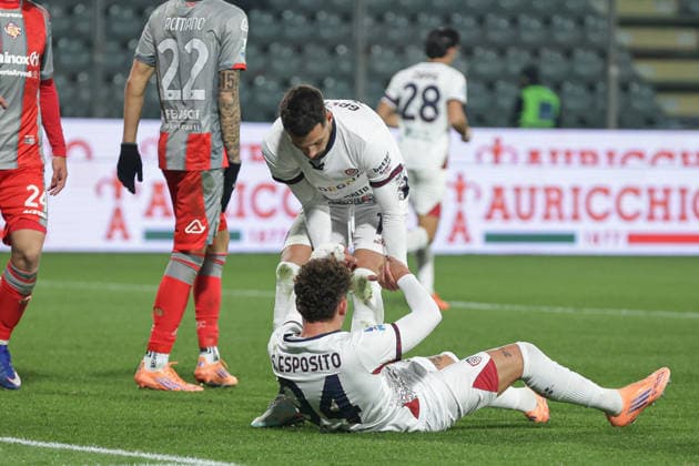 Cremonese v Cagliari, Serie A football, Cremona, Italy Cremona, Italy. 8th, January 2026. Sebastiano Esposito (94) and Gianluca Gaetano (10) of Cagliari seen during the Serie A match between Cremonese and Cagliari at Zini Stadium in Cremona. Italy, Bergamo  Copyright: xGonzalesxPhoto StefanoxNicolix