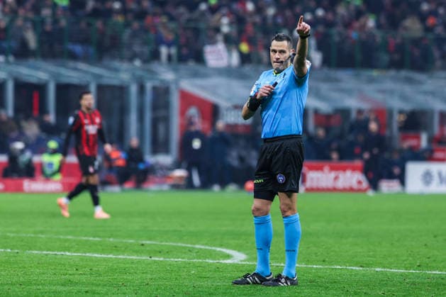 CALCIO - Serie A - AC Milan vs Genoa CFC Referee Maurizio Mariani seen in action during Serie A 2025 26 football match between AC Milan and Genoa CFC at San Siro Stadium in Milan Milan Italy  Copyright: xIPAxSport ABACAx