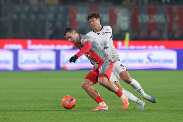 Cremonese v Cagliari, Serie A football, Cremona, Italy Cremona, Italy. 8th, January 2026. Federico Bonazzoli (90) of Cremonese and Luca Mazzitelli (4) of Cagliari seen during the Serie A match between Cremonese and Cagliari at Zini Stadium in Cremona. Italy, Bergamo  Copyright: xGonzalesxPhoto StefanoxNicolix